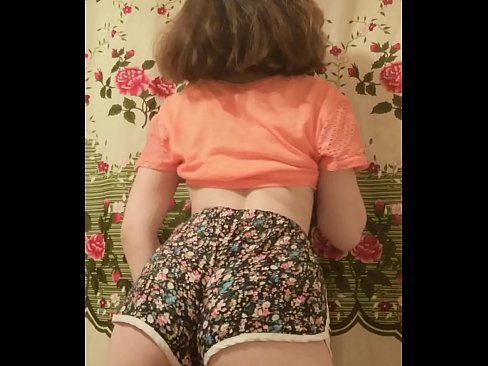 ❤️ Seksikäs nuori beibi riisuu shortsinsa kameran edessä Kotitekoinen porno at fi.teencumpot.ru